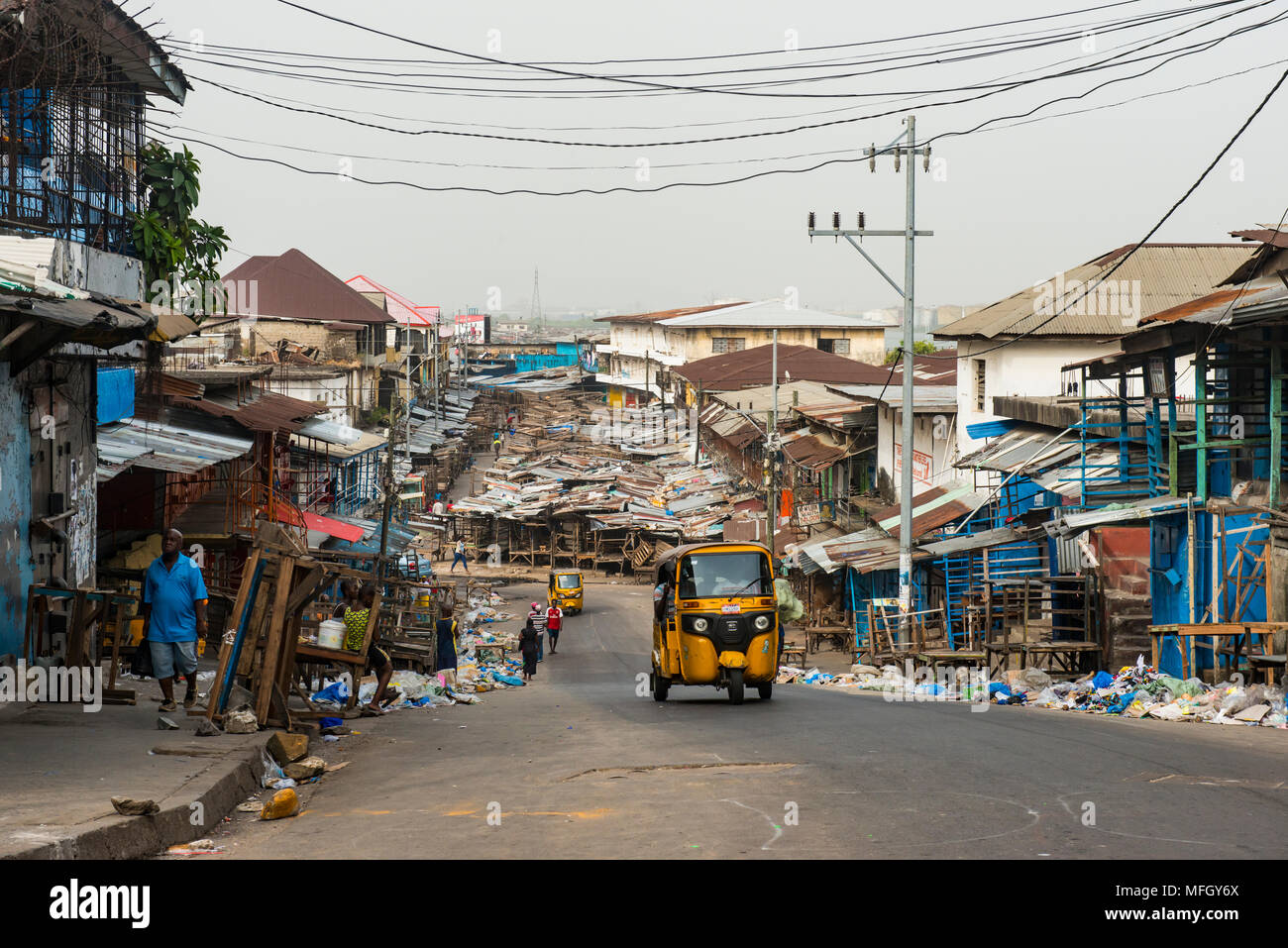 Mercado frente al mar en el centro de Monrovia, Liberia, África occidental, África Foto de stock