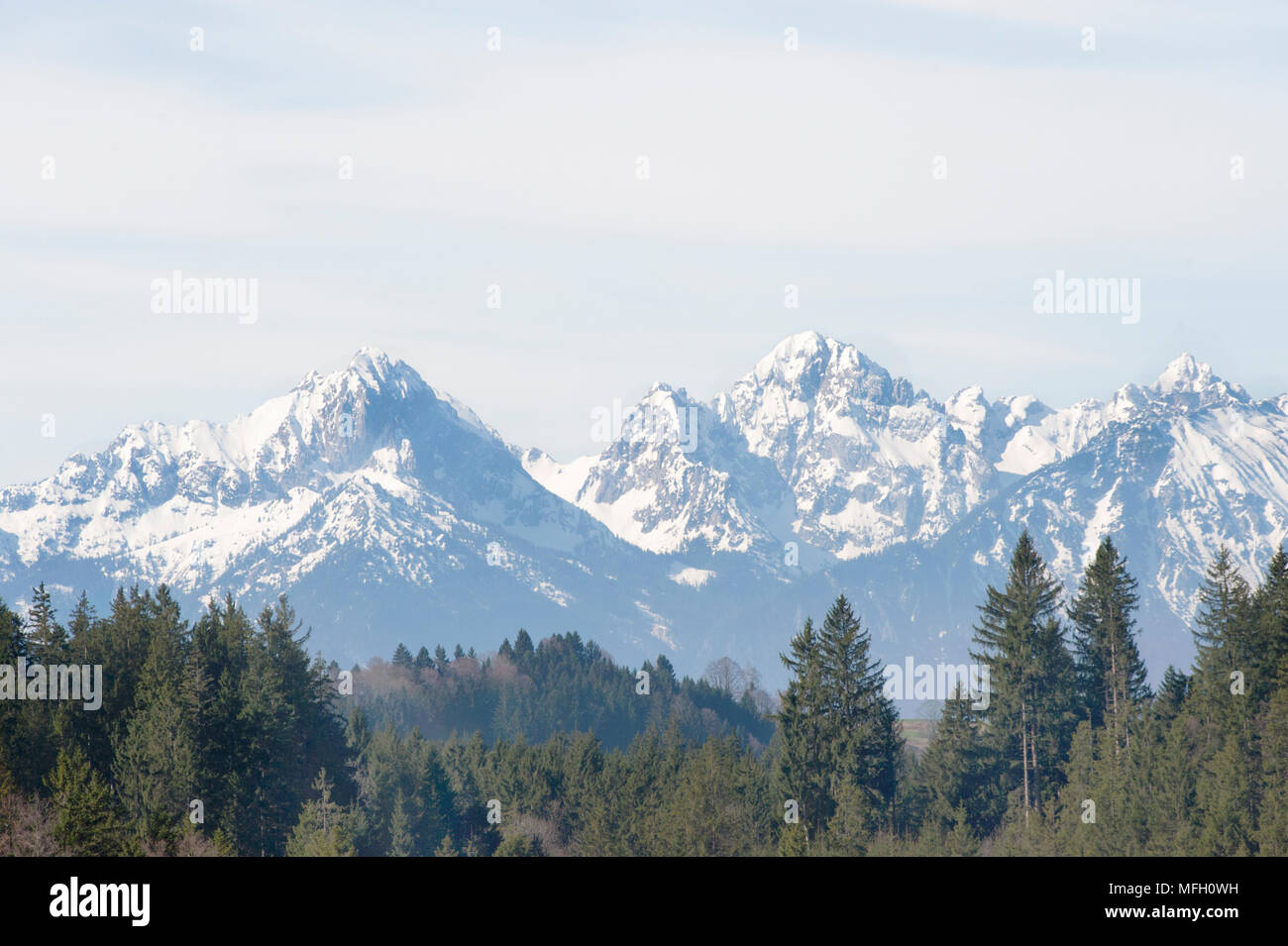 Vista sobre el lago Alpsee mostrando las montañas de izquierda a derecha de Gehrenspitze, Kollenspitze, Haldensee, Tannheimer Berge, Baviera, Alemania Foto de stock