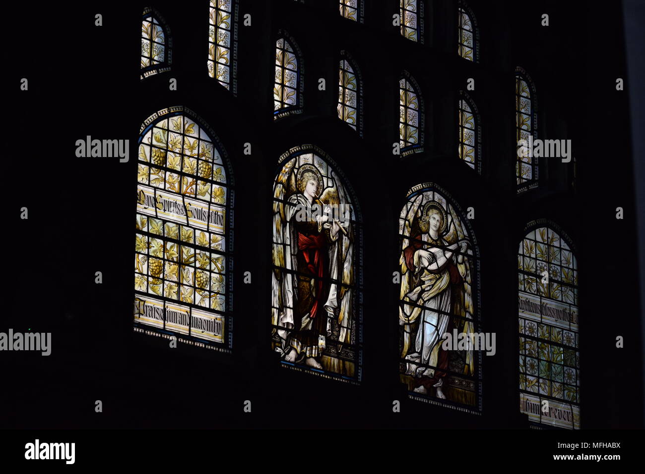 Magníficas vidrieras que adornan la Catedral de Chester nave norte Foto de stock