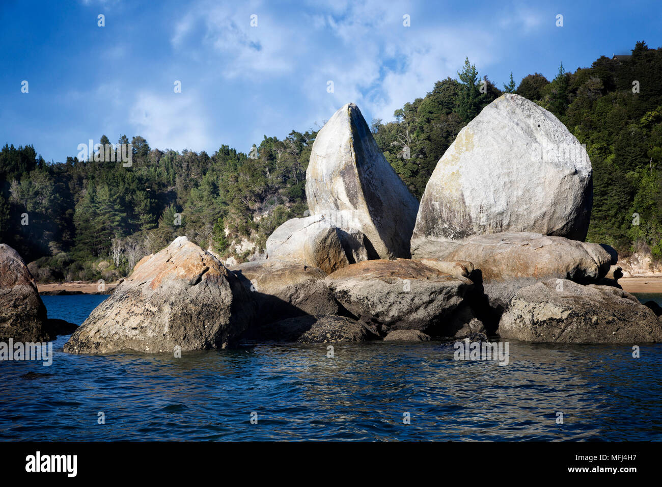 Split Rock de Apple en el Tasman Bay y el Parque Nacional de Abel Tasman, Isla del Sur, Nueva Zelanda. Foto de stock