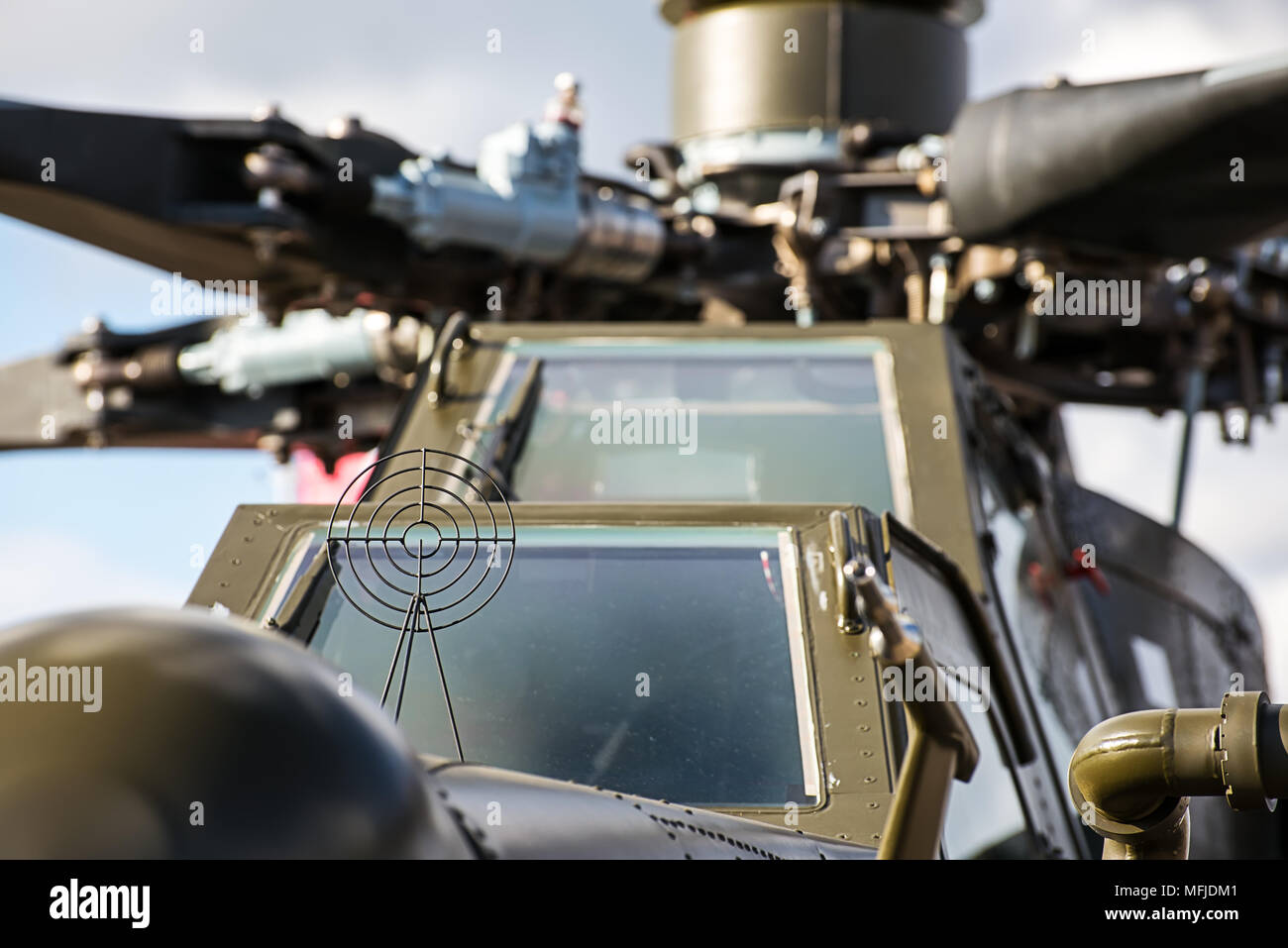 Cerca de la parte delantera de un helicóptero de ataque militar Foto de stock