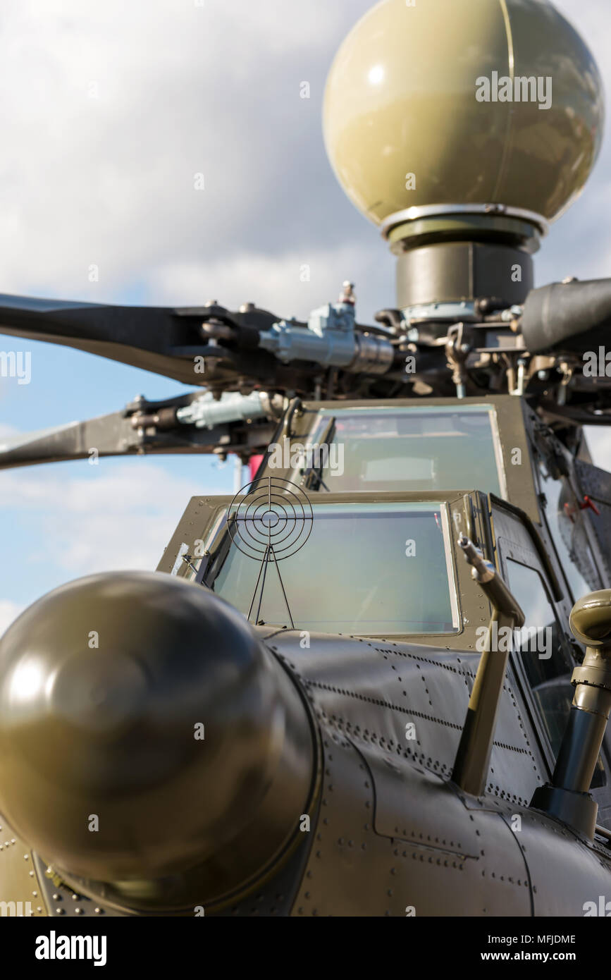 Cerca de la parte delantera de un helicóptero de ataque militar Foto de stock