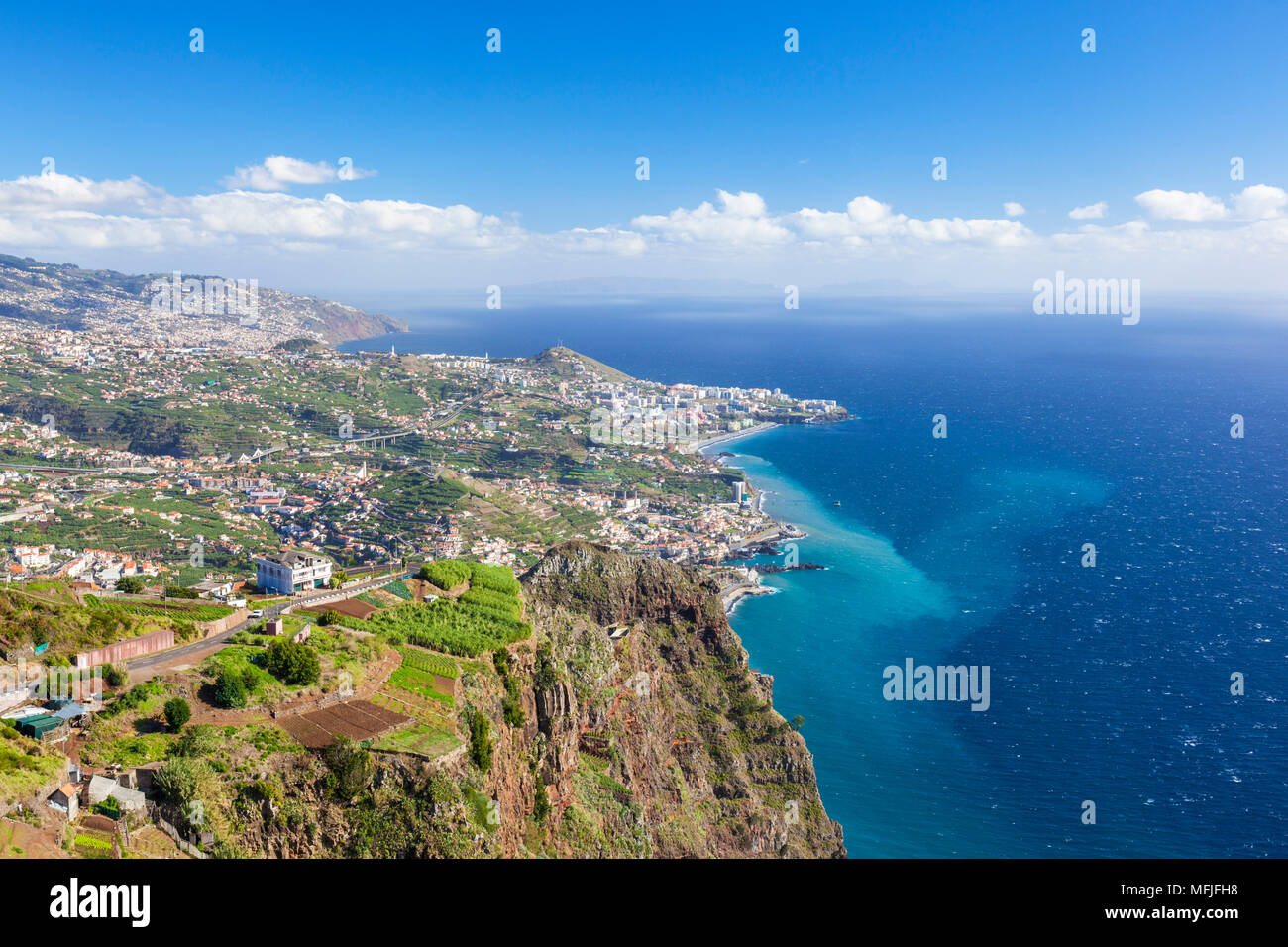 La costa sur de Madeira hacia Funchal desde el alto acantilado cabecero Cabo Girao, Madeira, Portugal, el Atlántico, Europa Foto de stock