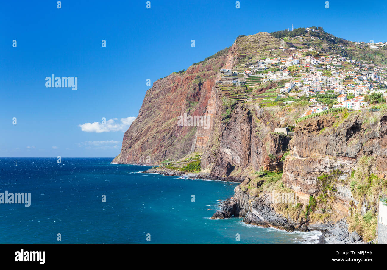 Vista del alto acantilado Cabo Girao cabecera en la costa sur de Madeira, Portugal, el Atlántico, Europa Foto de stock