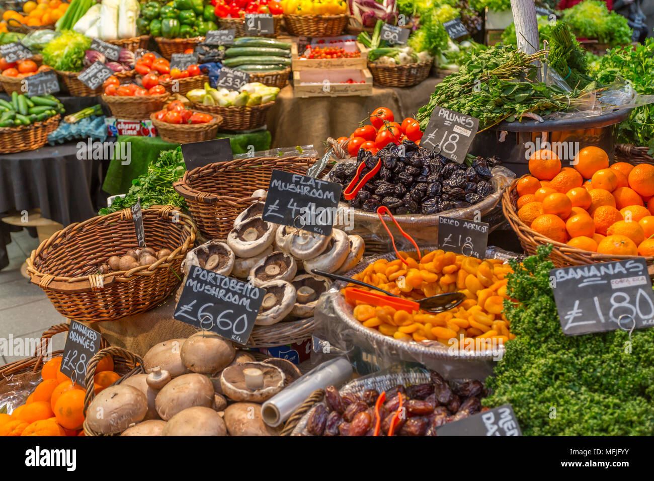 Calado de frutas y hortalizas en el mercado Borough Market, Southwark, Londres, Inglaterra, Reino Unido, Europa Foto de stock