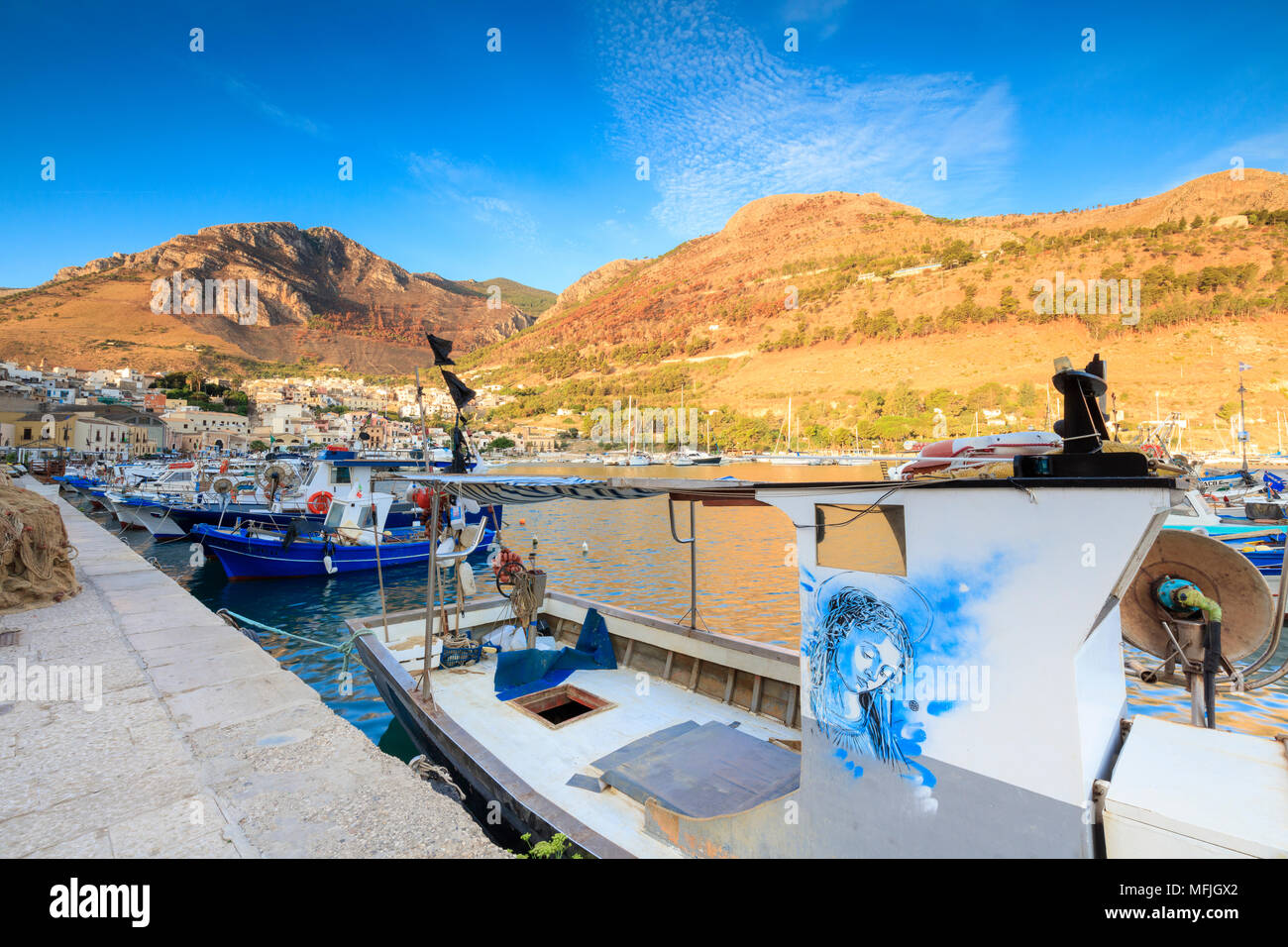 Barcos de pesca en el puerto, Castellammare del Golfo, en la provincia de Trapani, Sicilia, Italia, el Mediterráneo, Europa Foto de stock