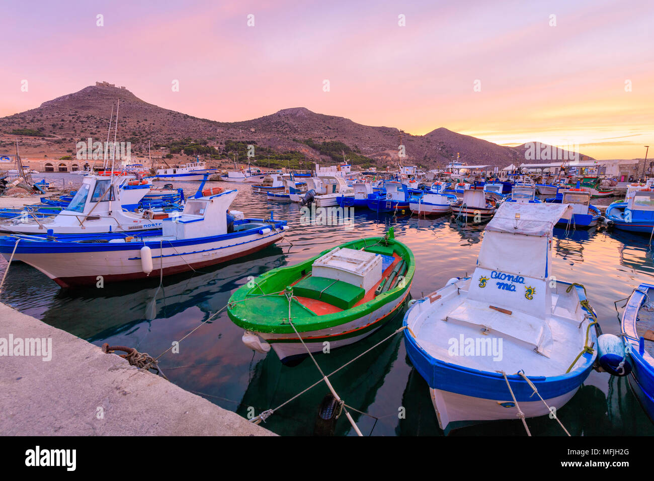 Barcos de pesca en el puerto, la isla de Favignana, Aegadian Islands, provincia de Trapani, Sicilia, Italia, el Mediterráneo, Europa Foto de stock