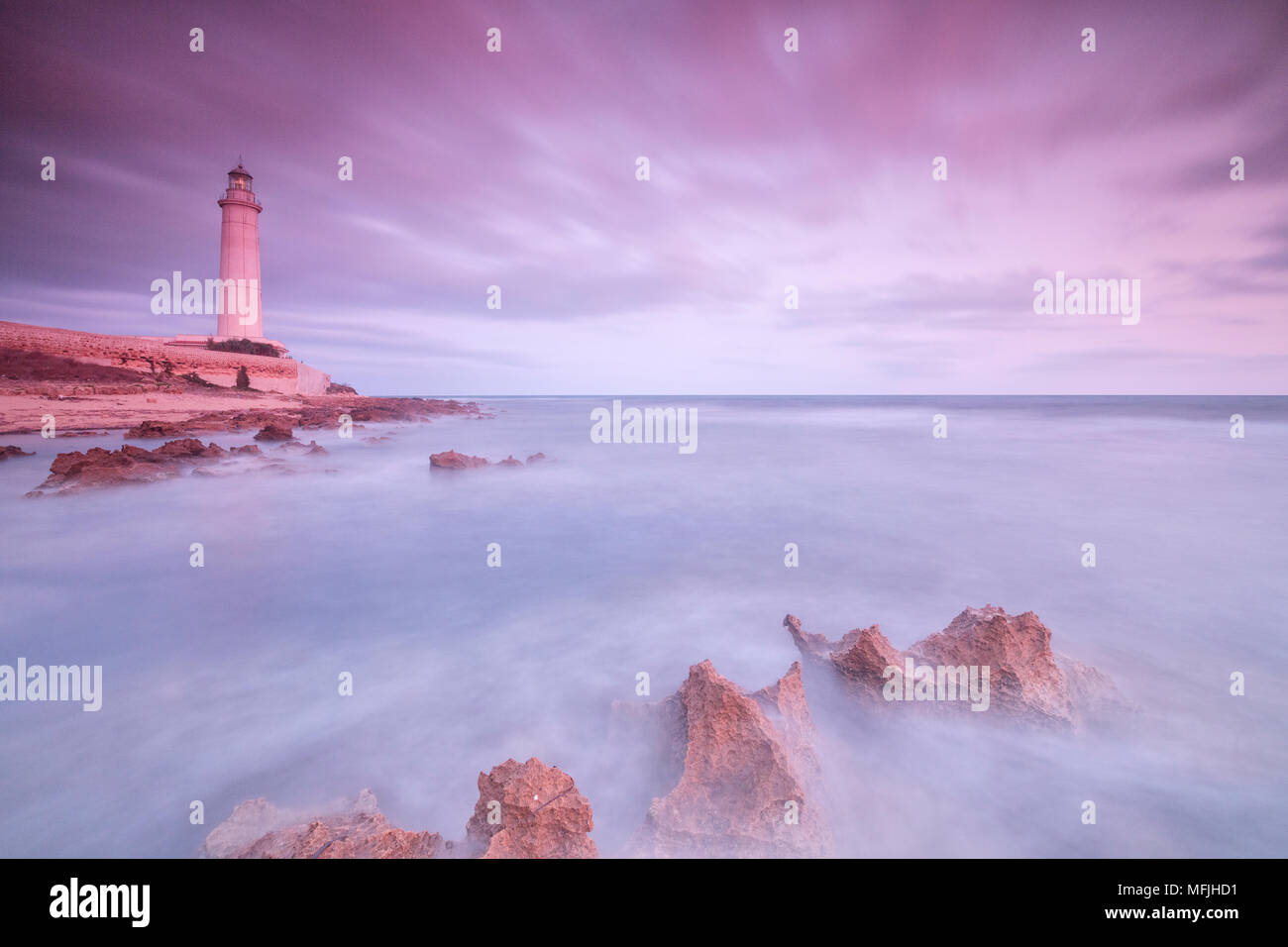 Faro al atardecer, Capo Granitola, Campobello di Mazara, provincia de Trapani, Sicilia, Italia, el Mediterráneo, Europa Foto de stock