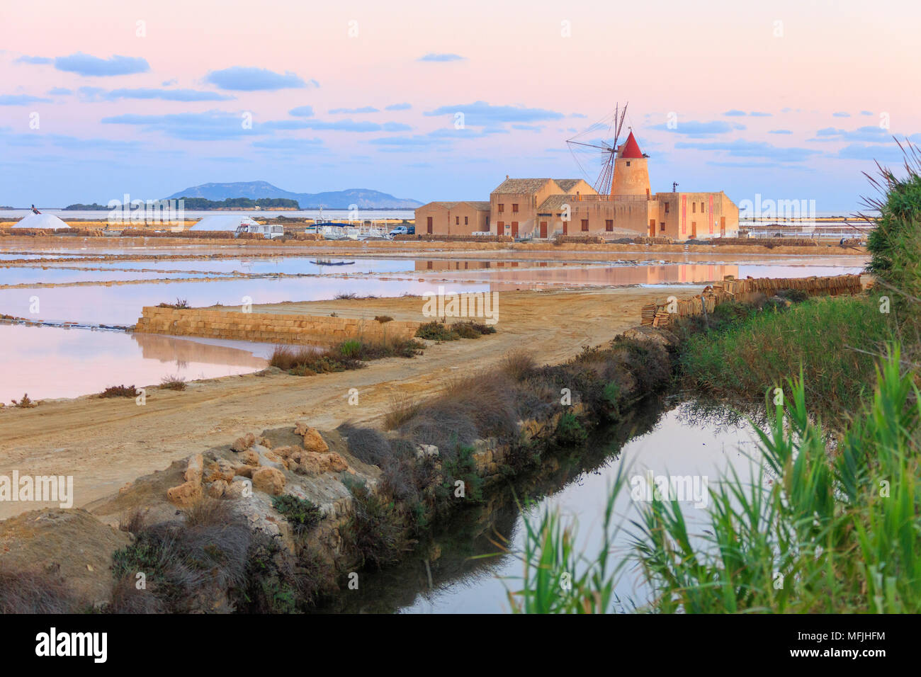 Solución salina dello Stagnone de Marsala, al amanecer, en la provincia de Trapani, Sicilia, Italia, el Mediterráneo, Europa Foto de stock