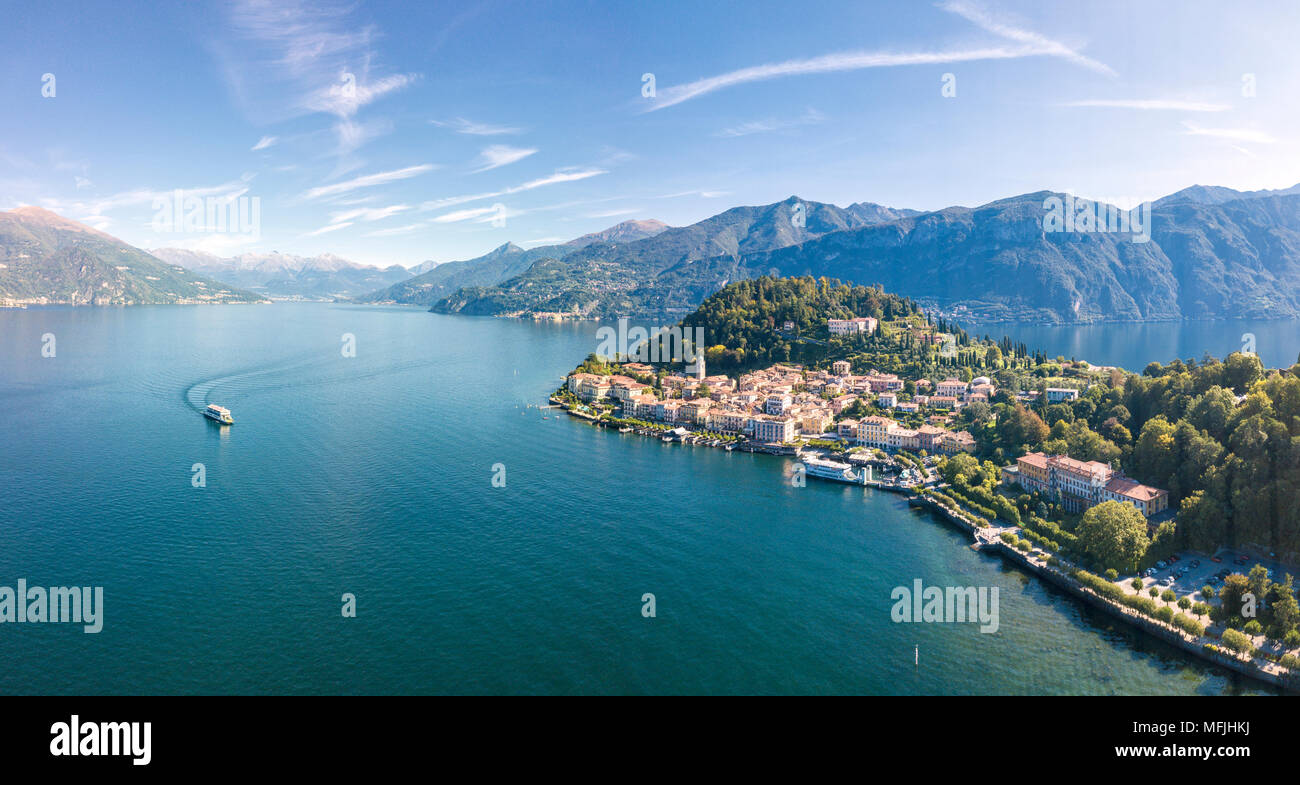 Vista aérea panorámica del Lago Como y el pueblo de Bellagio, en la provincia de Como, Lombardía, Lagos Italianos, Italia, Europa (zumbido) Foto de stock