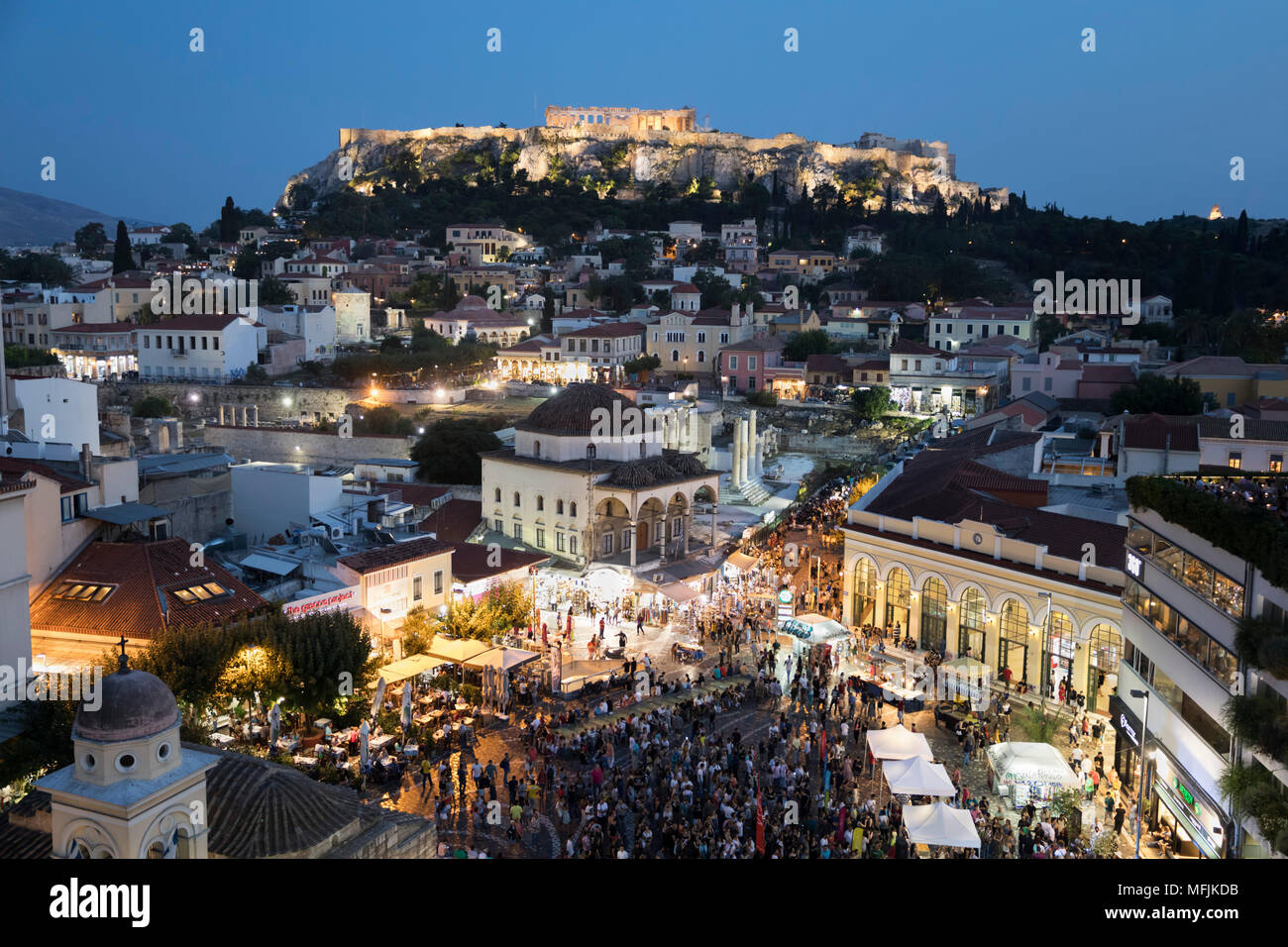 Plaza Monastiraki con concierto de música y la Acrópolis desde el techo de un hotel de Atenas por la noche, el mercadillo de Monastiraki, en Atenas, Grecia, Europa Foto de stock