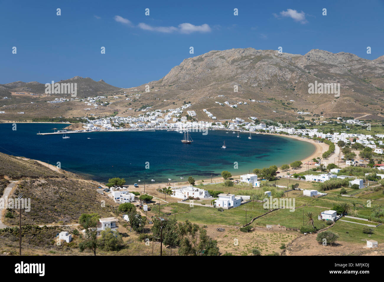 Vistas Livadi Bay, Serifos, Cyclades, islas griegas del Mar Egeo, Grecia, Europa Foto de stock