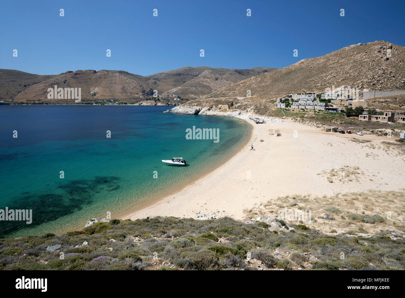 Vagia Beach con vista de Coco Mat en el Hotel Costa Sur, Serifos, Cyclades, islas griegas del Mar Egeo, Grecia, Europa Foto de stock