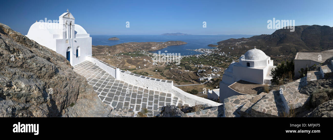 Vista de Livadi Bahía Blanca y las iglesias ortodoxa griega desde la cima Pano Chora, Serifos, Cyclades, islas griegas del Mar Egeo, Grecia, Europa Foto de stock