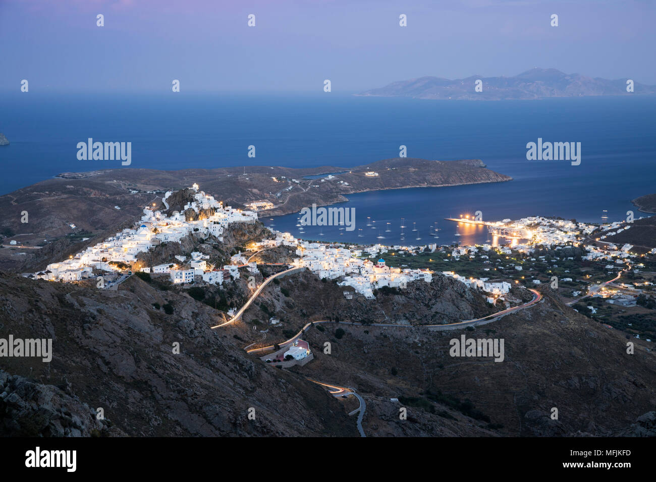 Vistas Livadi Bay y cima del pueblo de Pano Chora de noche, Serifos, Cyclades, islas griegas del Mar Egeo, Grecia, Europa Foto de stock