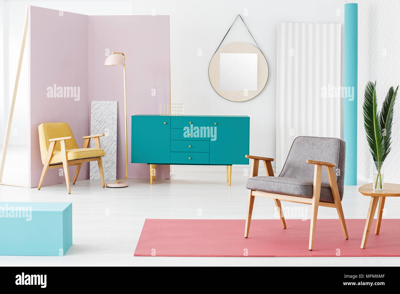 Composición creativa, muebles de madera y la combinación de colores para una idea moderna, hipster salón interior con elementos de diseño retro Foto de stock