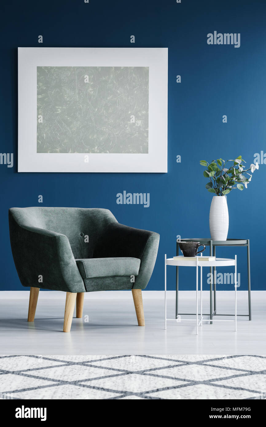 Pintura gris sobre pared blanca scandi salón interior con sofá y flores en  mesa redonda Fotografía de stock - Alamy