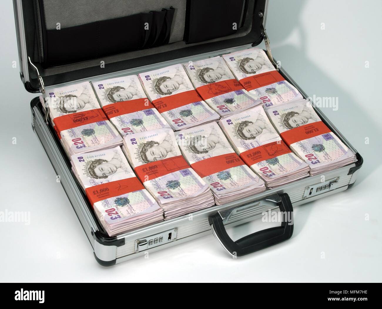 Paquetes de £20 libras esterlinas notas en una maleta. Estos billetes son  utilizadas como moneda en el Reino Unido. Fecha: 22.06.2004. Ref: B163  089299 0002 COMP Fotografía de stock - Alamy