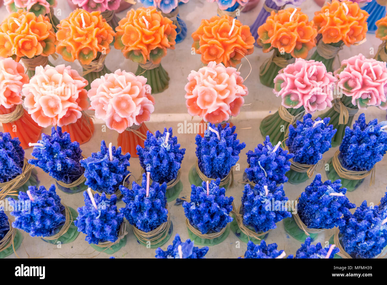 https www alamy es vista de los diferentes tipo de flores coloridas velas decorativas en forma de venta estan en un establo en bodrum mugla turquia image181775981 html