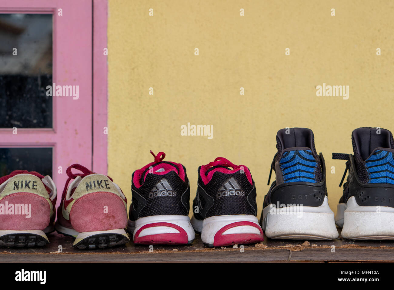 Still life, Zapatillas o Calzado deportivo en zapatos de madera rack  Fotografía de stock - Alamy