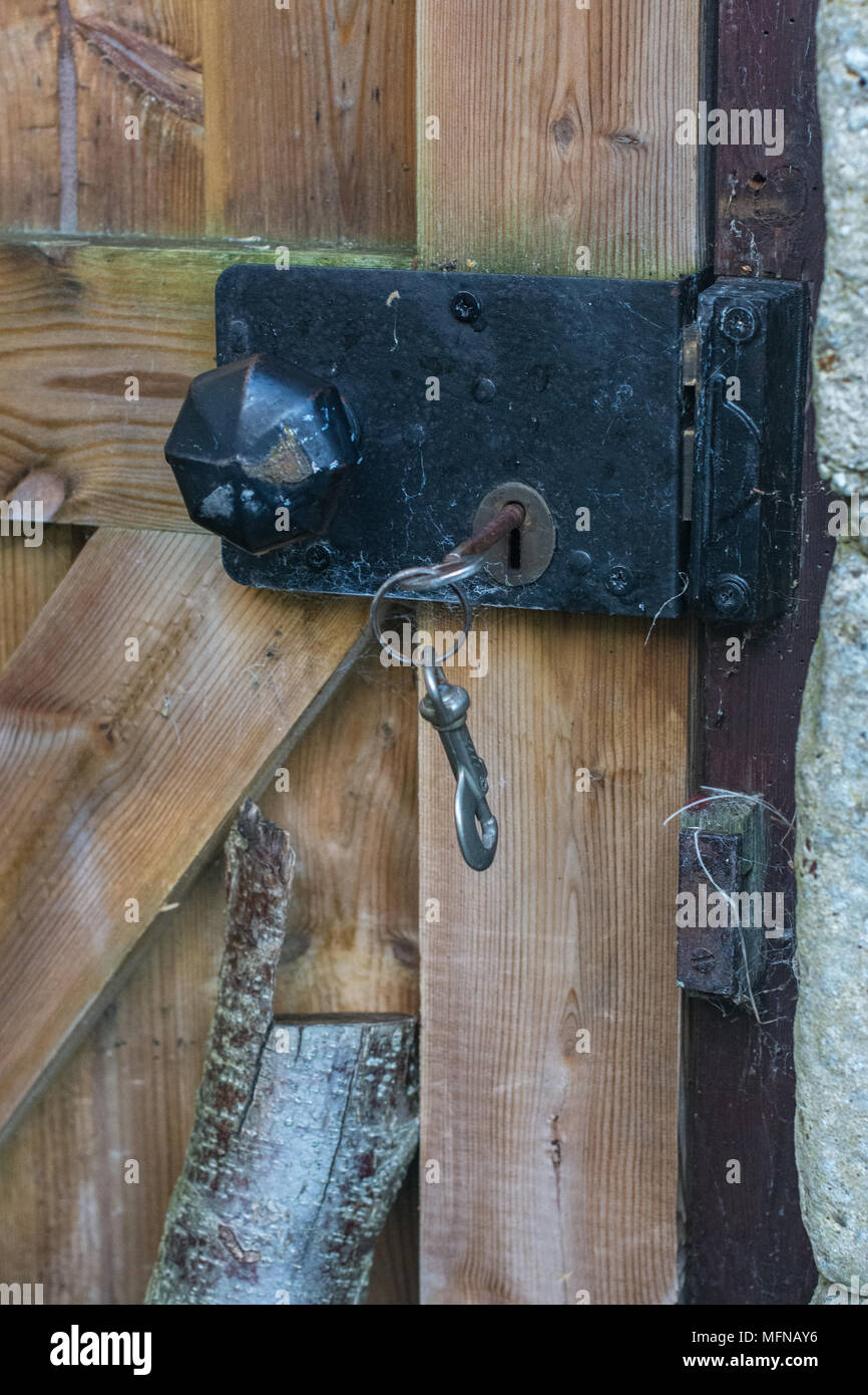 Bloqueo en un tradicional jardín puerta de madera Foto de stock