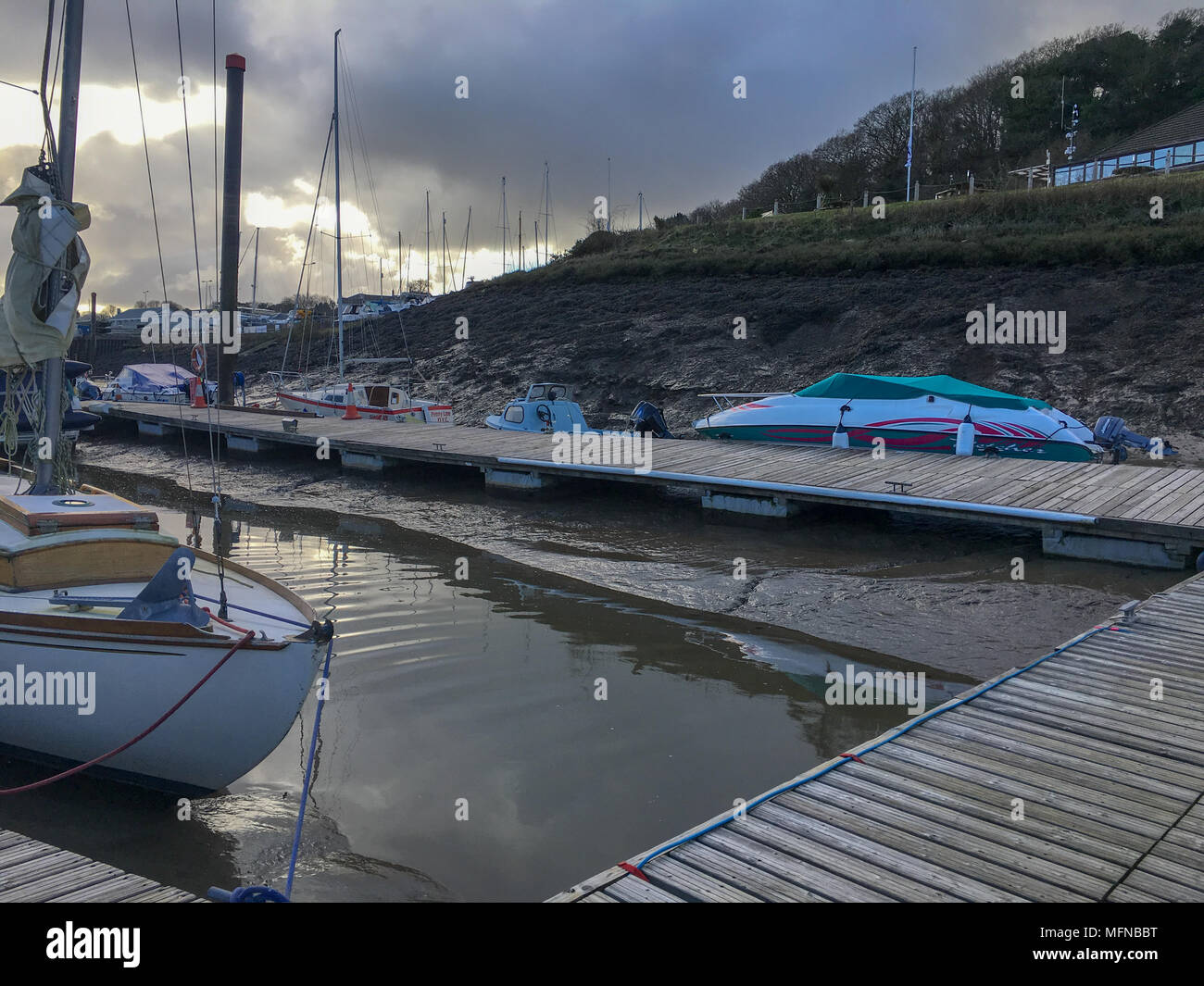 En marea baja, Marina Neyland Pembrokeshire Foto de stock