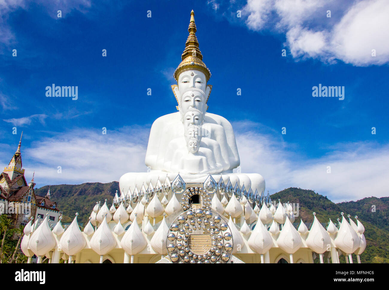 La blanca estatua de Buda, cinco en Wat Pra Kaew, hijo Tat provincia Petchaboon, Tailandia Foto de stock