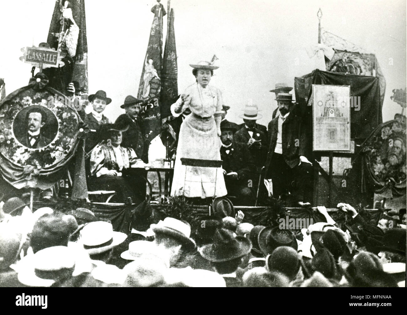 Rosa Luxemburg (1871-1919) nacido en Polonia revolucionaria alemana y agitador político, abordando una reunión después del segundo Congreso Democrativ Social Internacional, Stuttgart, 1907. Miembro fundador con Karl Liebknecht del KPD, el Partido Comunista Alemán. Foto de stock