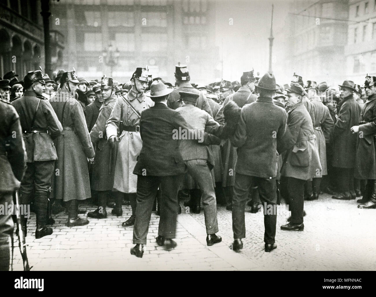 La policía enfrenta a los manifestantes, Berlín, 1923 Foto de stock