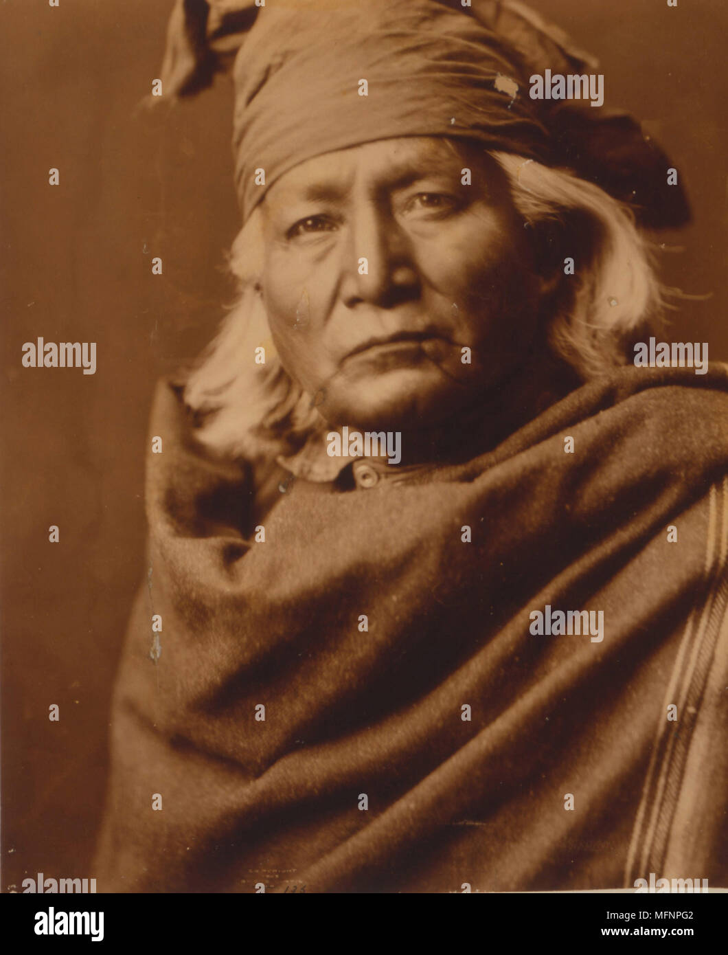 Chino, cabeza y hombros retrato de un americano nativo, frente a frente, c1903. Fotografía por Edward Curtis (1868-1952). Foto de stock