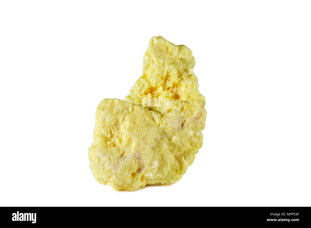 Macro de piedra natural. Azufre mineral bruto, Indonesia. Objeto aislado sobre un fondo blanco. Foto de stock