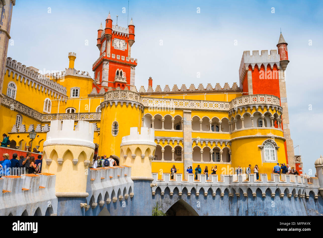 Palacio da Pena de Sintra, vista de la colorida landmark palace, el Palacio  da Pena situado sobre una colina al sur de Sintra, Portugal Fotografía de  stock - Alamy