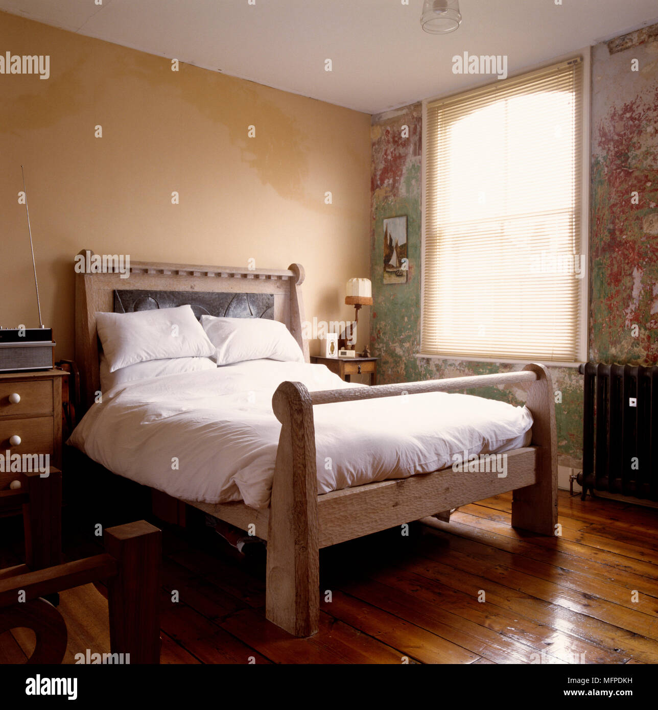 Cama matrimonial en el dormitorio de madera con papel tapiz floral  Fotografía de stock - Alamy