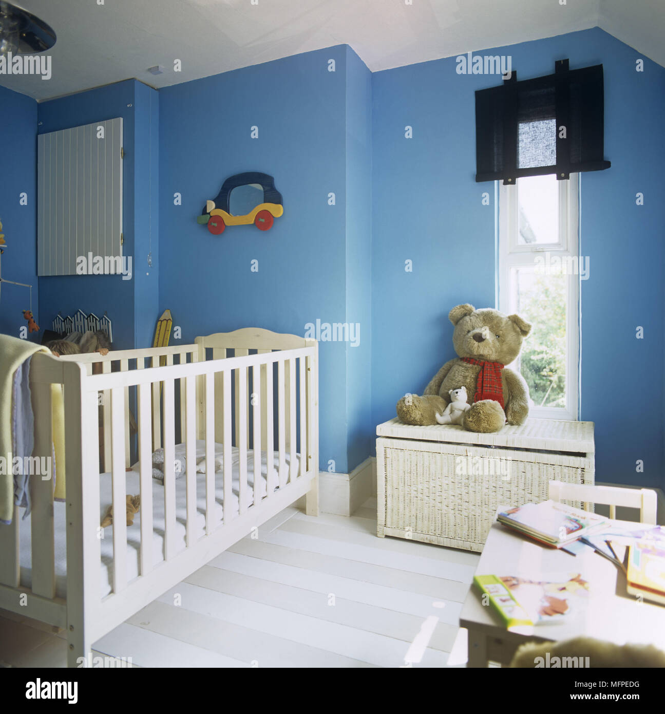 https://c8.alamy.com/compes/mfpedg/detalle-de-la-cuna-y-oso-de-peluche-sentado-en-el-pecho-por-una-ventana-en-una-tradicional-bebe-dormitorio-mfpedg.jpg