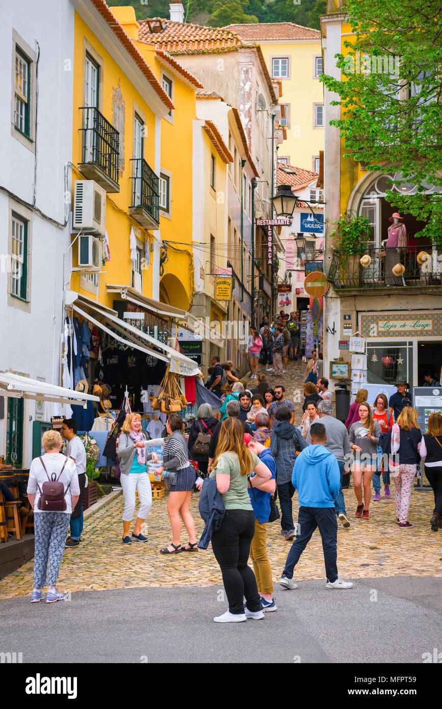 Sintra calle Portugal, vista de los turistas caminando en una calle en el centro de Sintra, Portugal. Foto de stock