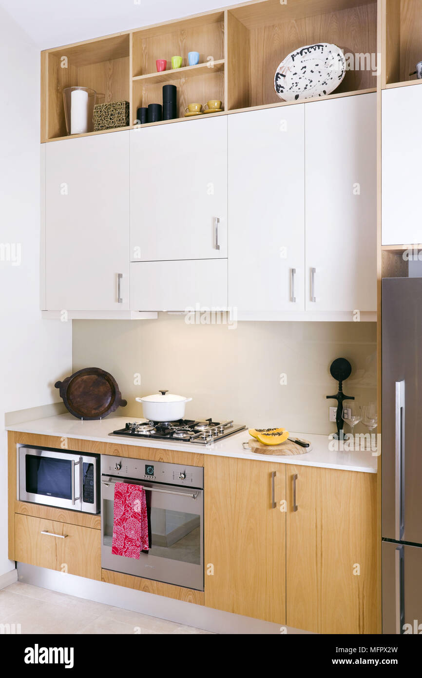 Encimera y horno eléctrico integral en cocina moderna con unidades de  madera Fotografía de stock - Alamy
