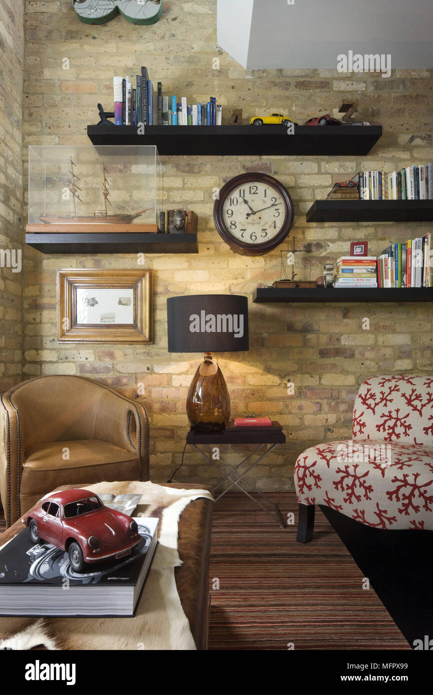 Estantes de pared de ladrillo en la moderna sala de estar Fotografía de  stock - Alamy