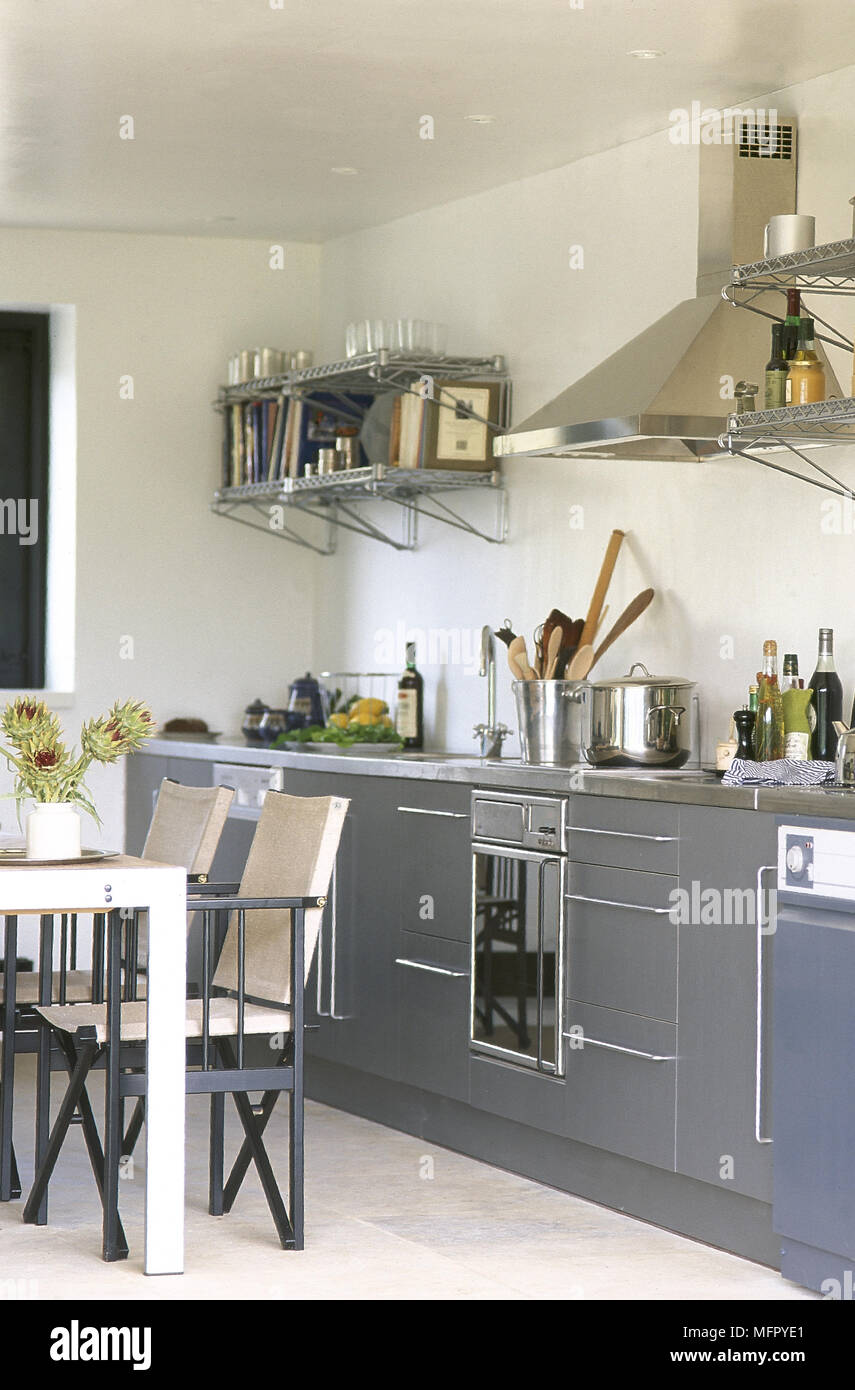 Moderno, Cocina-comedor con pisos de cerámica gris, armarios ... Moderno, Cocina-comedor con pisos de cerámica gris, armarios ...