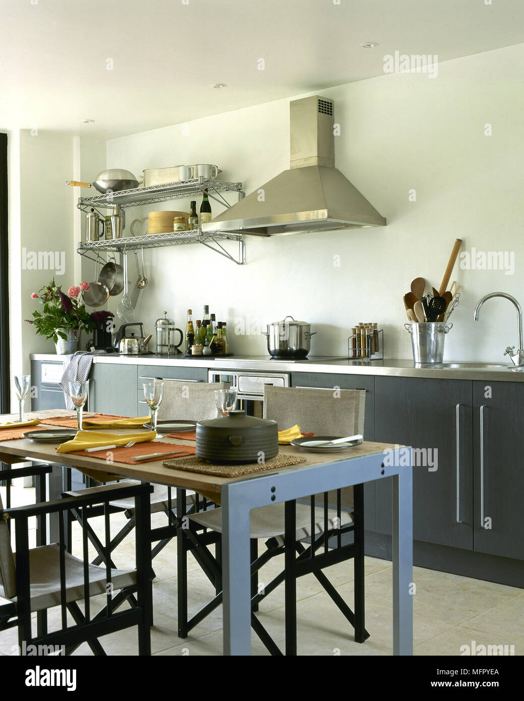 Moderno, Cocina-comedor con pisos de cerámica gris, armarios ... Moderno, Cocina-comedor con pisos de cerámica gris, armarios ...
