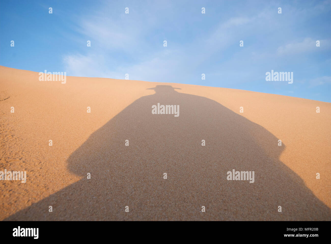 Hombre silueta sobre arena. Foto de stock