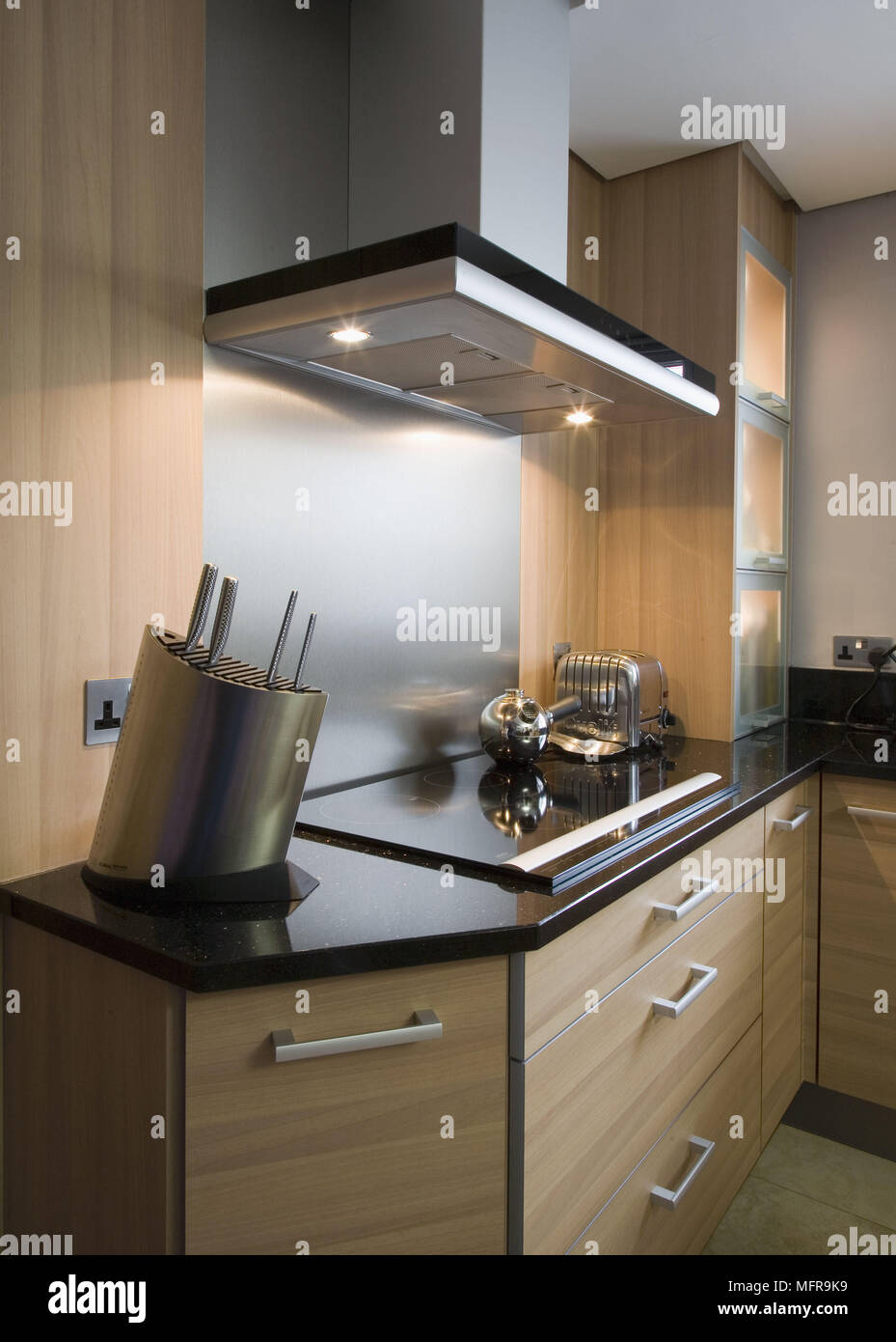 Campana sobre vitrocerámica en esquina de cocina moderna con unidades de  madera Fotografía de stock - Alamy