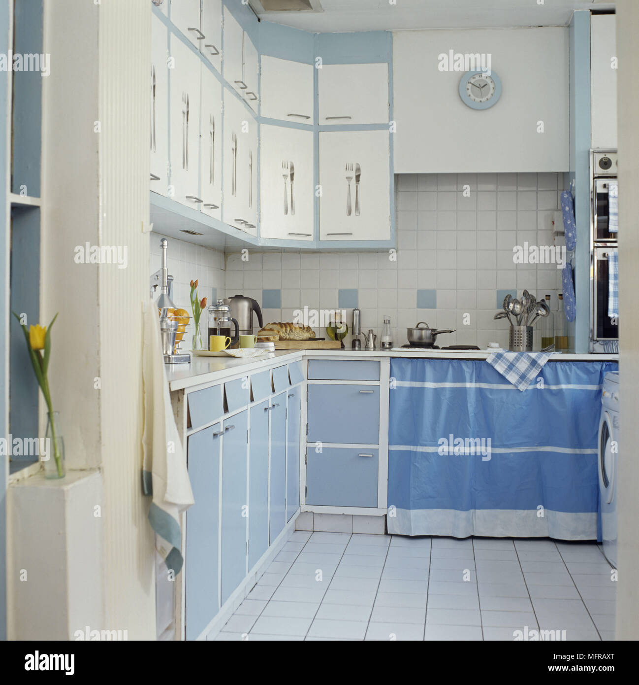 Cocina con alacena unidades azul y blanco y paredes con azulejos Fotografía  de stock - Alamy