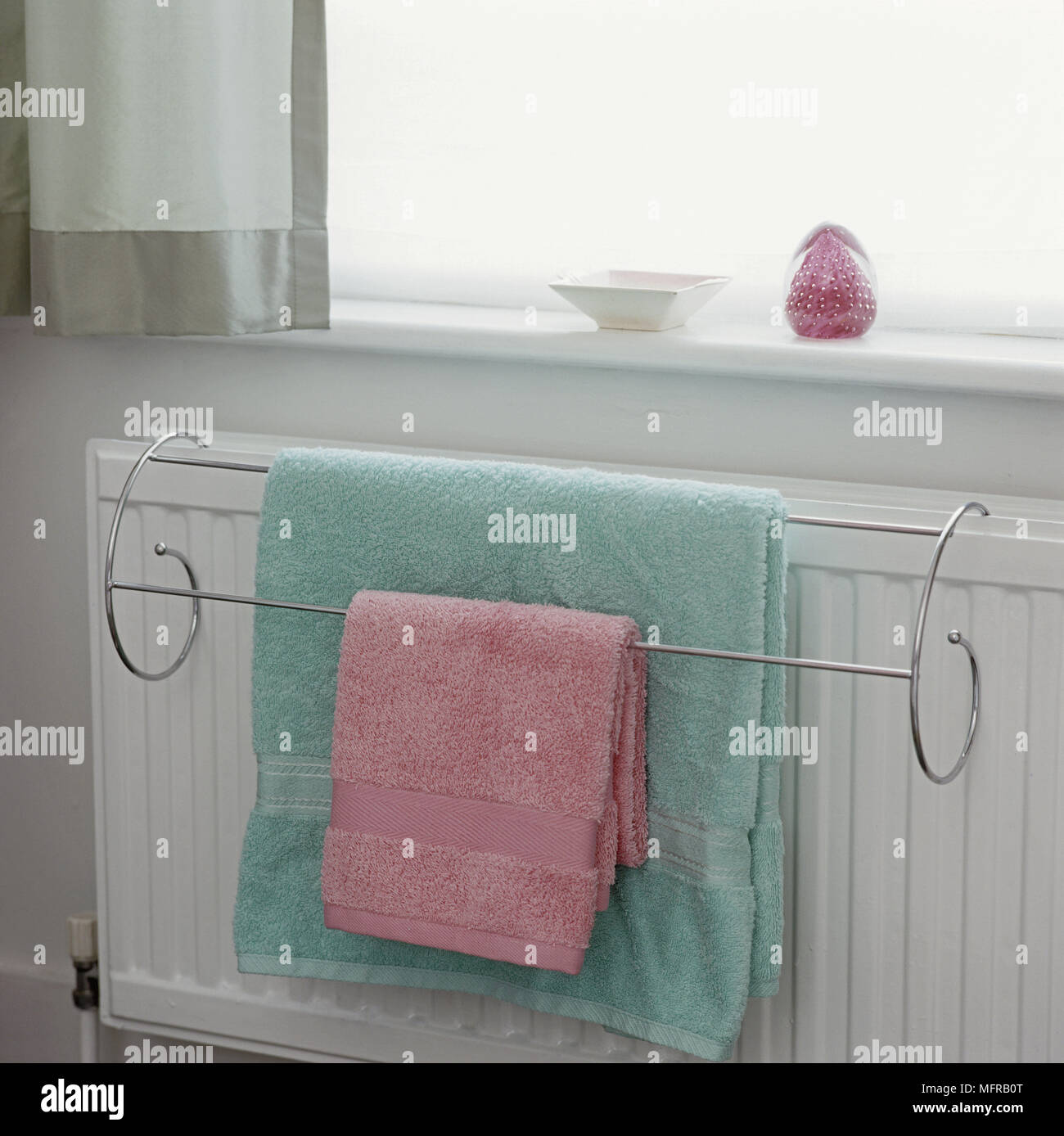 Rojo de albornoz y toalla blanca en la pared arriba del radiador en chapa  blanca baño con toallas en estanterías de metacrilato Fotografía de stock -  Alamy