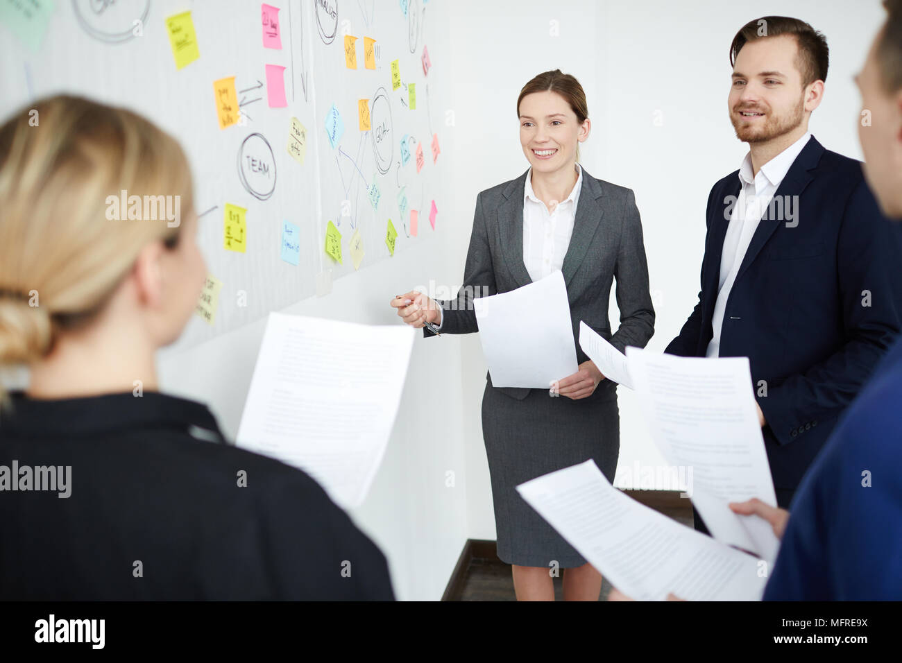 La gente habla de negocios en un seminario con sus colegas Foto de stock