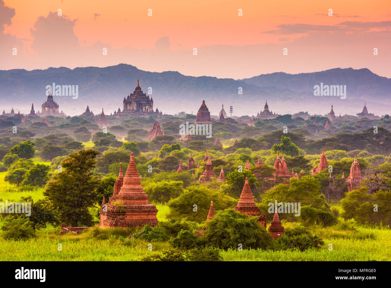 Bagan, Myanmar, las ruinas del templo antiguo en la zona arqueológica del paisaje al anochecer. Foto de stock