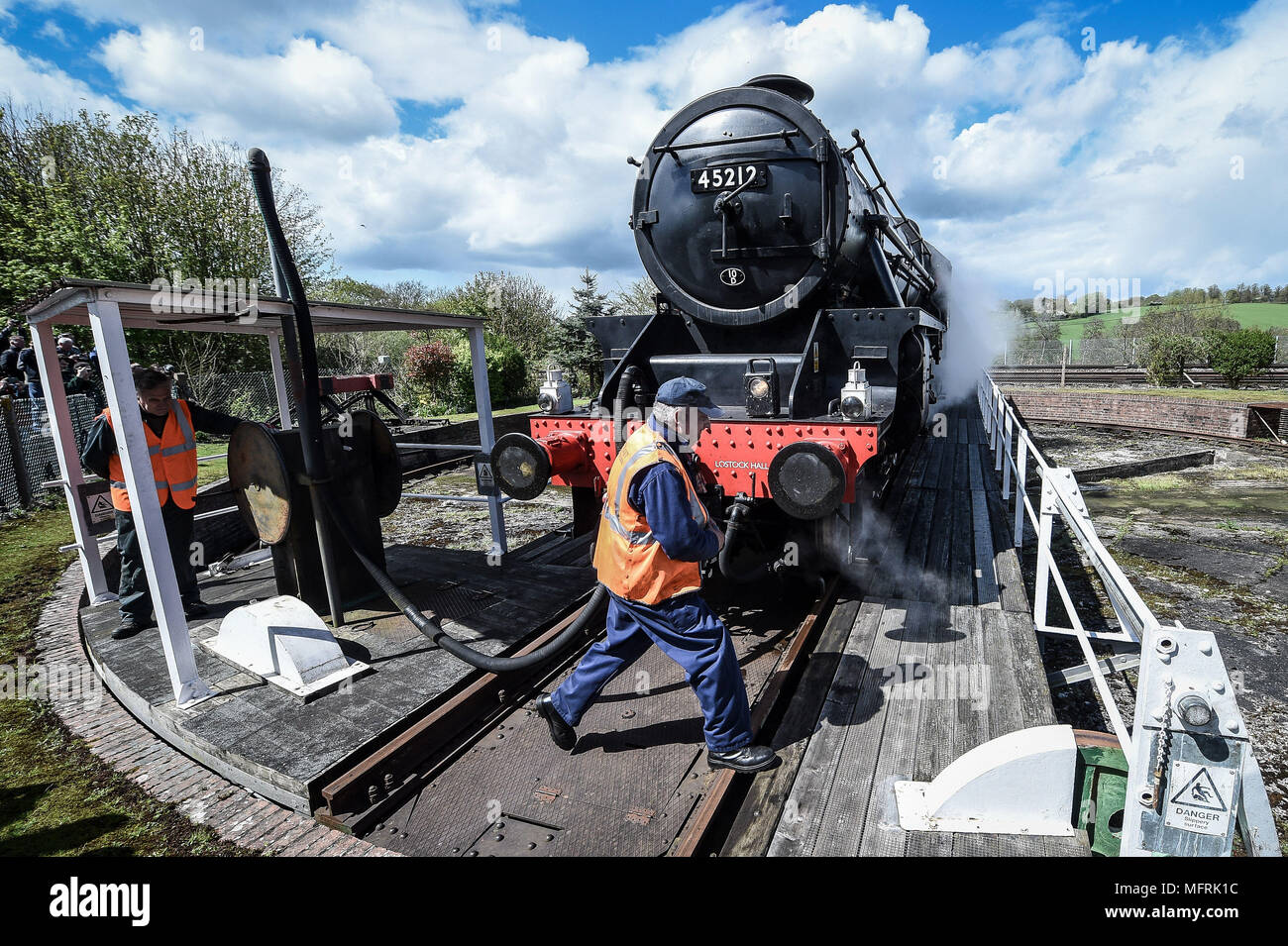 Locomotora de vapor 45212 ROY "Corky" BROWN Stanier cinco negro, Clase 5Mt 4-6-0, gira alrededor de una gran mesa giratoria en Yeovil Junction, donde se retiró durante su pierna de la Gran Bretaña XI Steam Train Tour, de Cardiff a Swanage a través de Dorchester. Foto de stock