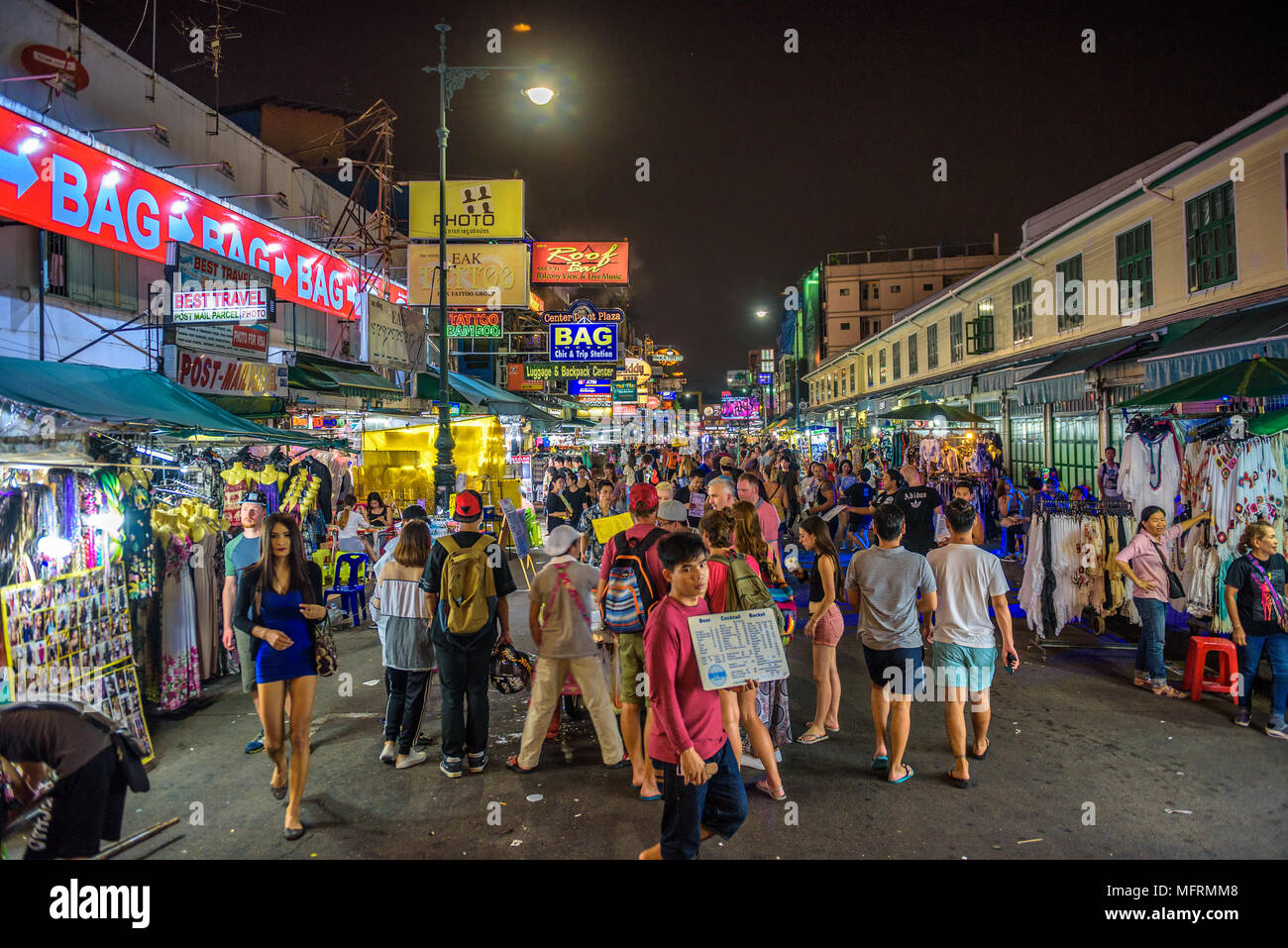 La vida nocturna en el Khaosan Road en Bangkok central Foto de stock