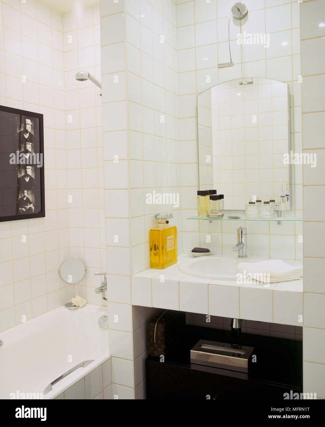 Un detalle de un moderno baño blanco con paredes de baldosas, lavamanos en  unidad de azulejos de espejo de baño Fotografía de stock - Alamy