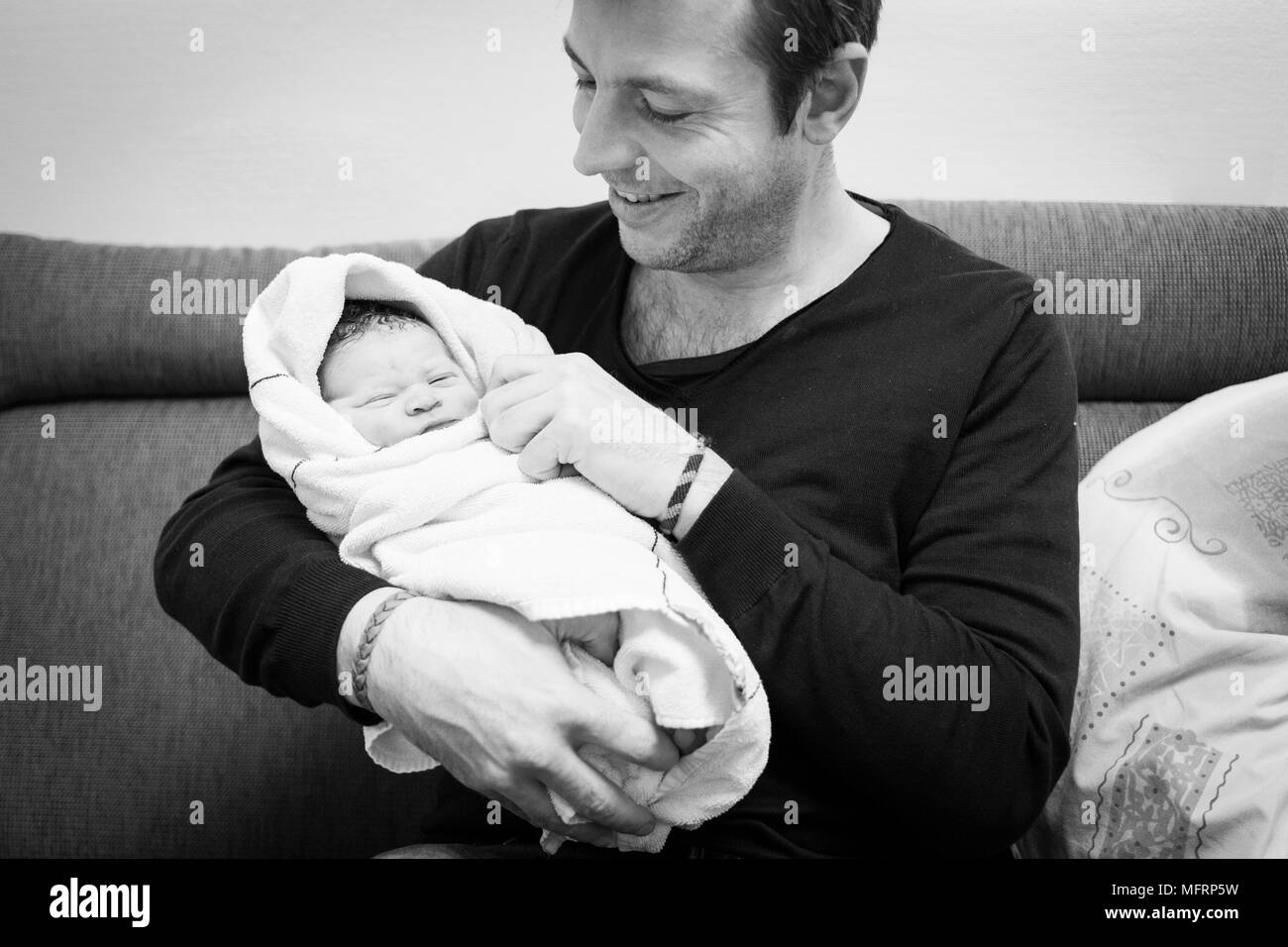 El padre con el recién nacido en el hospital, la paternidad, la familia, hospital, Baviera, Alemania Foto de stock