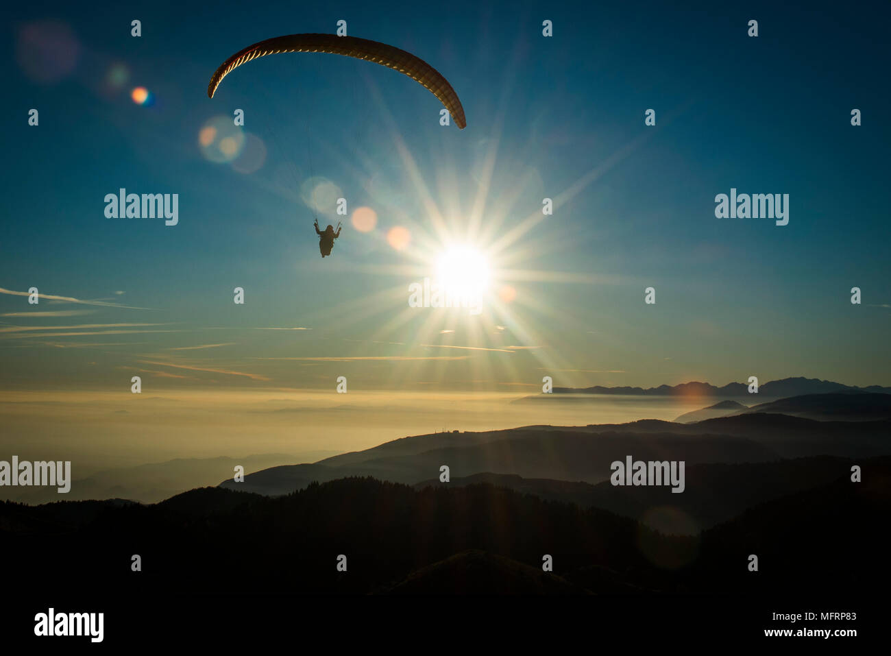 Parapente en Monte Grappa, inversión situación meteorológica con la puesta de sol, vista aérea, Bassano, Veneto, Italia Foto de stock